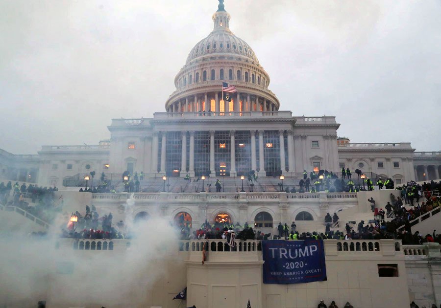 Suman 4 muertos por asalto al Capitolio