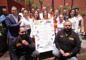 Fernando Morales firma agendas con Asociaciones Civiles