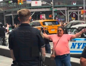 Abate polic&iacute;a de NY a una mujer latina que apu&ntilde;al&oacute; a dos personas en Times Square
