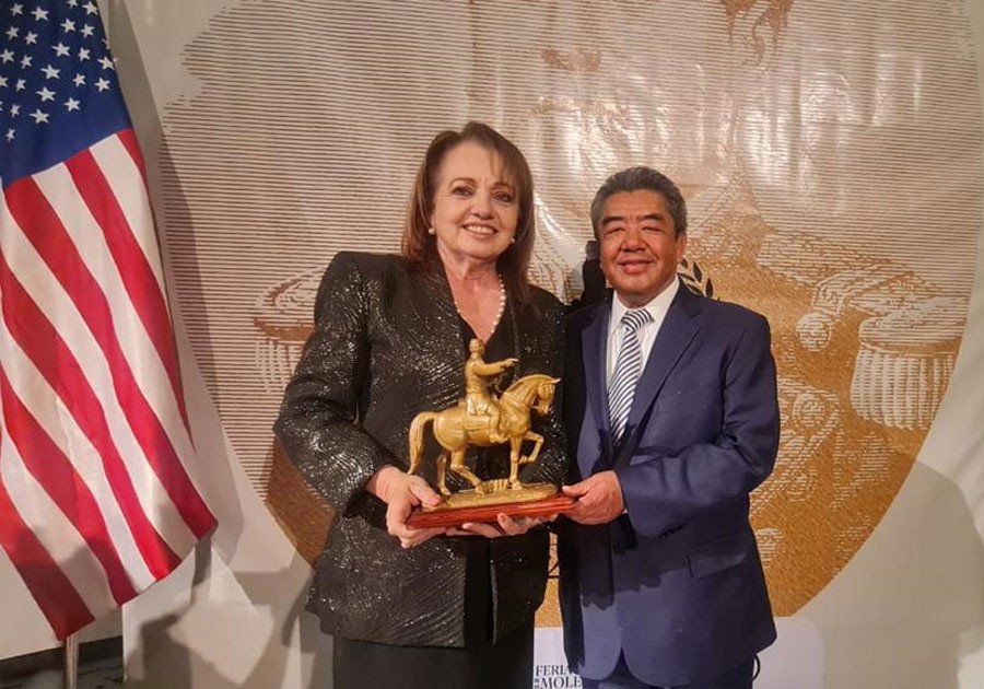 Diputada Mar&iacute;a Elena serrano recibe el premio Zaragoza Awards 2023