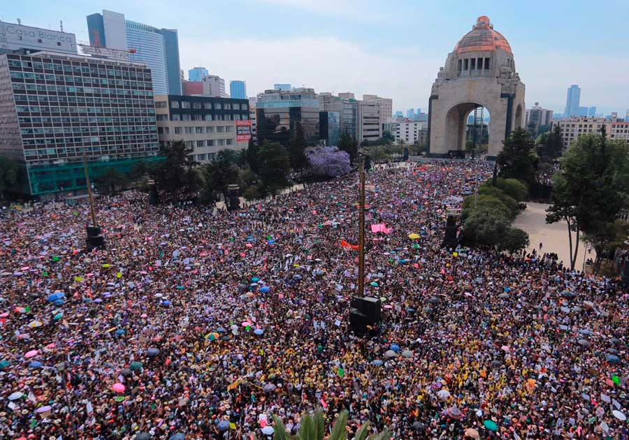 Feministas marchan de manera pacífica en la CDMX por Día Internacional de la Mujer