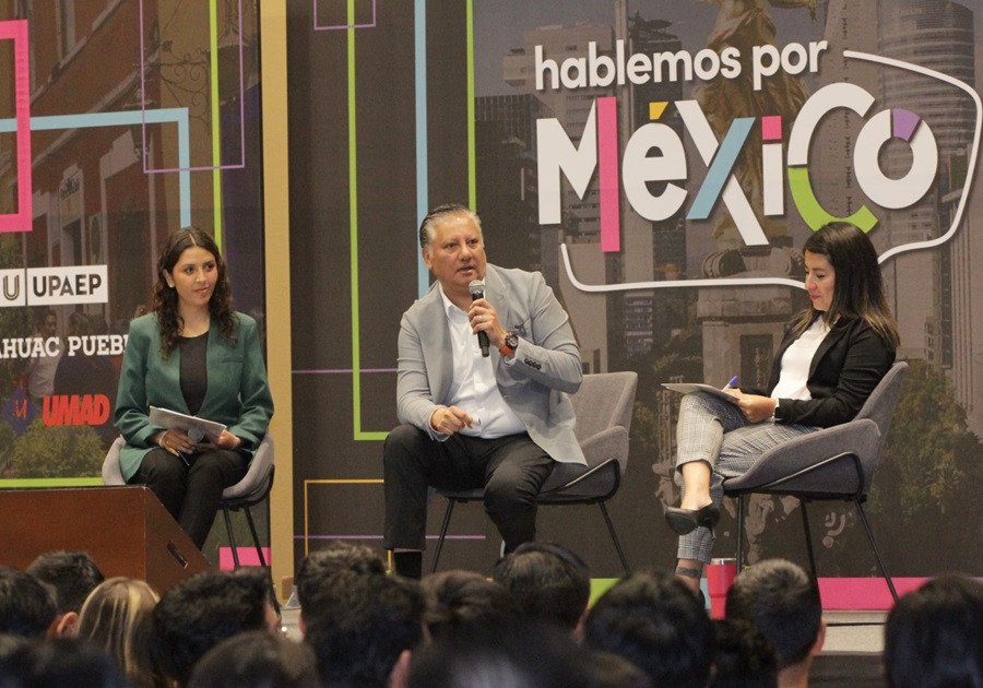 Fernando Morales conversa con estudiantes en UPAEP