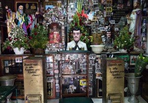 La fe armada: religiosidad y mundo del crimen en la narcocultura latinoamericana