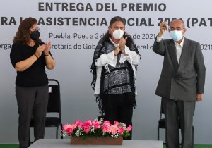 Entrega presidenta del SEDIF premio del Sorteo para la Asistencia Social 2021