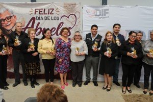 Omar Mu&ntilde;oz y Tere Alfaro reconocen a los abuelitos de Cuautlancingo