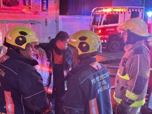 Incendio consume lote de autos en Puebla; deja millonarias pérdidas