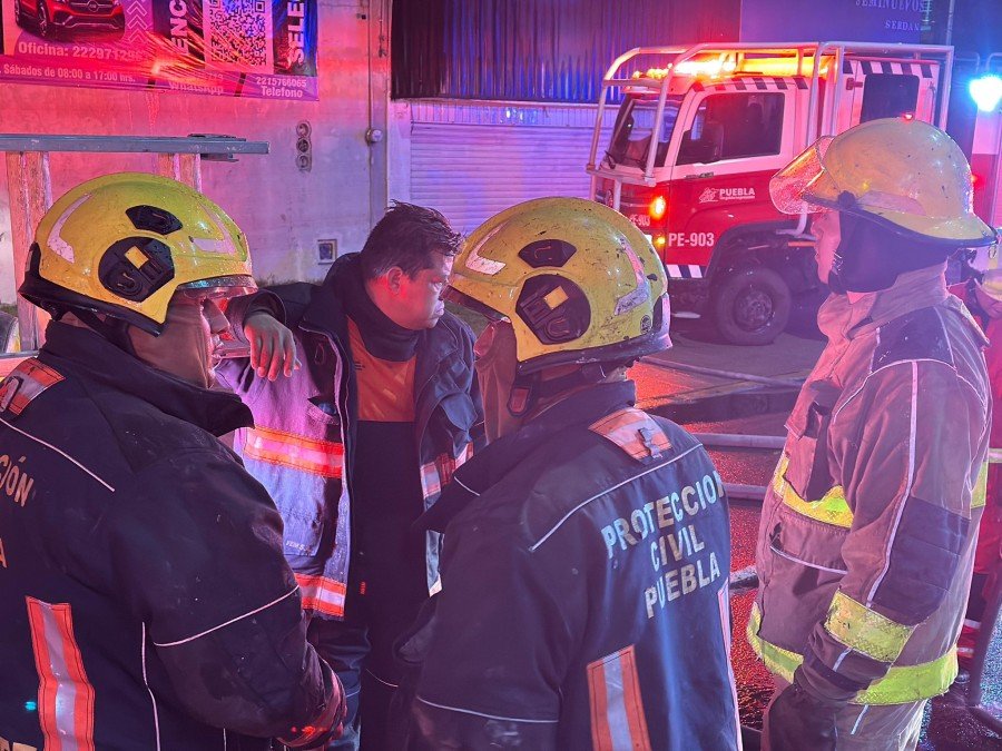 Incendio consume lote de autos en Puebla; deja millonarias pérdidas