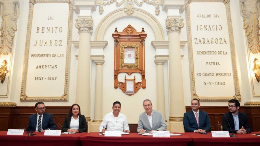 Firma Pepe Chedraui hermanamiento entre Puebla capital y Huatulco