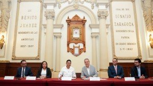 Firma Pepe Chedraui hermanamiento entre Puebla capital y Huatulco