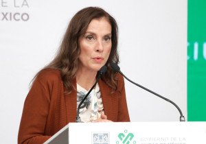 Afirma AMLO que Beatriz Gutiérrez no va por ninguna candidatura