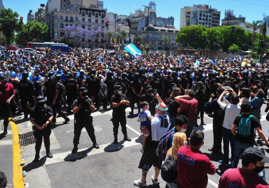 Entre desmanes y conmoción, argentinos despiden a Diego