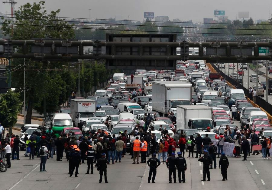 Bloquean aeropuerto padres de niños con cáncer