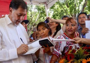 Pide Fernández Noroña que hagan cartulinas con su slogan