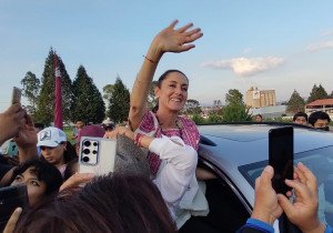 Sheinbaum, sus zapatos de nube y sus 4.4 mil kilómetros