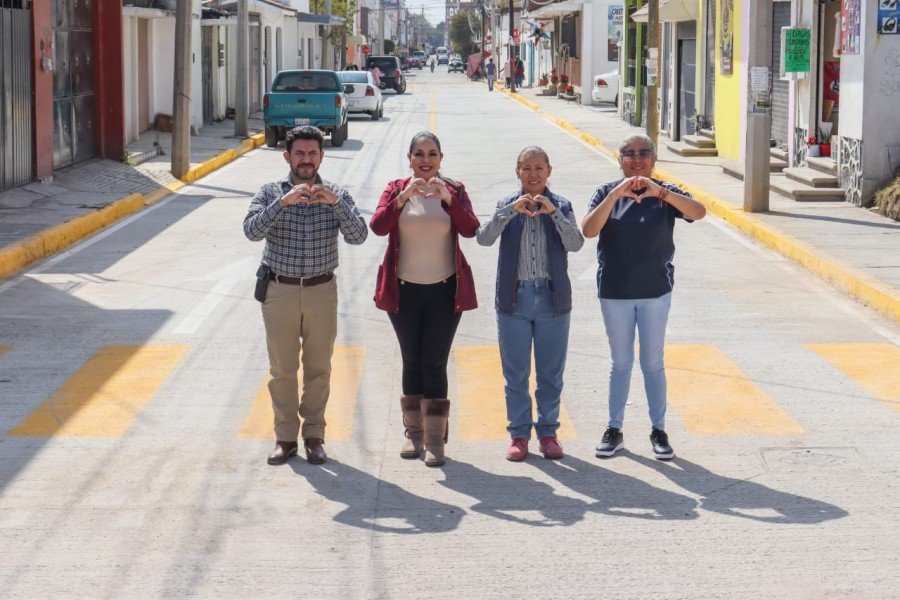Tonantzin Fern&aacute;ndez impulsa la rehabilitaci&oacute;n de la calle 5 de Mayo en Santiago Mixquitla