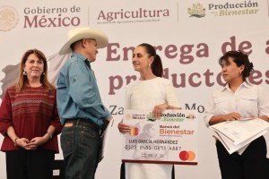 La presidenta Claudia Sheinbaum lleva programas de producci&oacute;n y fertilizantes a ca&ntilde;eros de Morelos