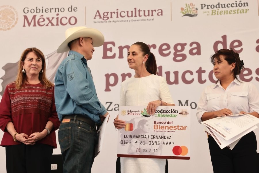 La presidenta Claudia Sheinbaum lleva programas de producci&oacute;n y fertilizantes a ca&ntilde;eros de Morelos