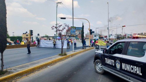 Manifestación en Tlaxcalancingo paraliza la carretera federal Puebla-Atlixco; autoridades llaman al diálogo