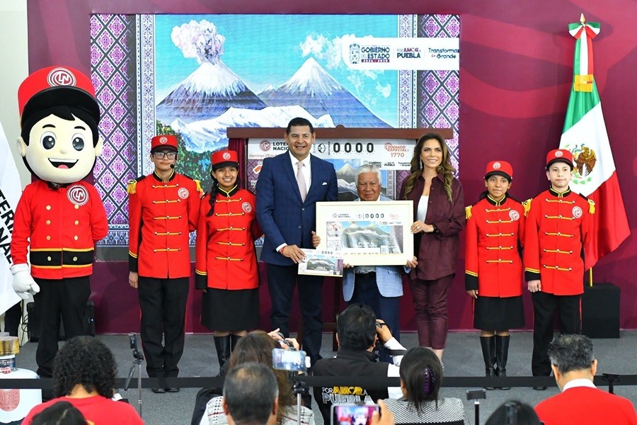 El gobernador Alejandro Armenta y la titular de la Lotería, Olivia Salomón, develan billete inspirado en Puebla y sus montañas
