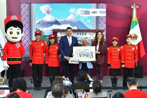 El gobernador Alejandro Armenta y la titular de la Loter&iacute;a, Olivia Salom&oacute;n, develan billete inspirado en Puebla y sus monta&ntilde;as