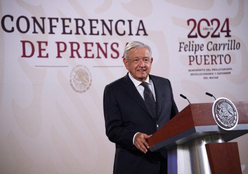 Anuncia AMLO aumento salarial de 10% a maestros federales