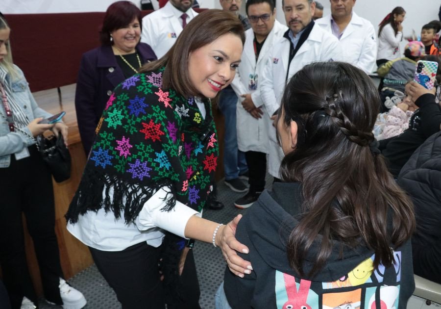 Encabeza Gaby Bonilla encendido de ocho aparatos cocleares