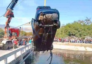 Rescatan 4 cuerpos de auto que cayó al dren de Valsequillo