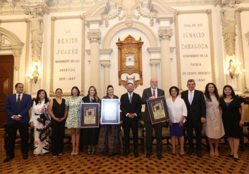 Entregan copia de C&eacute;dula Real a Coral Castillo, Armando Prida y Enrique Montero