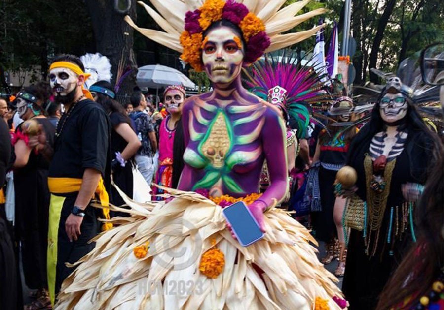 Celebran con música y baile a las catrinas