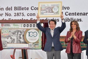 Mario Delgado y Olivia Salom&oacute;n develan billete conmemorativo por el Centenario de las Escuelas Secundarias P&uacute;blicas