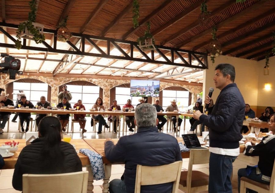Actores sociales de la sierra de Puebla platican con Eduardo Rivera