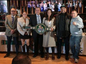 Gaby “La Bonita" Sánchez recibe cinturón conmemorativo del CMB