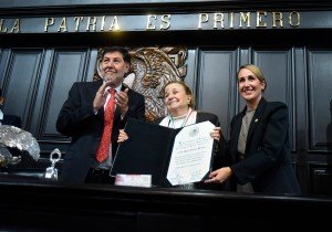 Senado otorga Medalla Belisario Domínguez a Ninfa Deándar Martínez