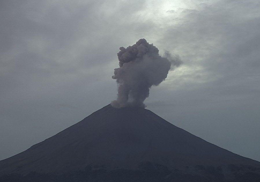 Registran explosión con material incandescente en el Popocatépetl