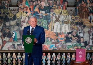 Sistema de salud de primer mundo y gasolina hecha en México, objetivos de AMLO