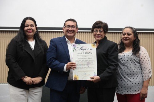 En el Congreso del Estado rinden homenaje a quienes lideran con fuerza e inspiran con acci&oacute;n