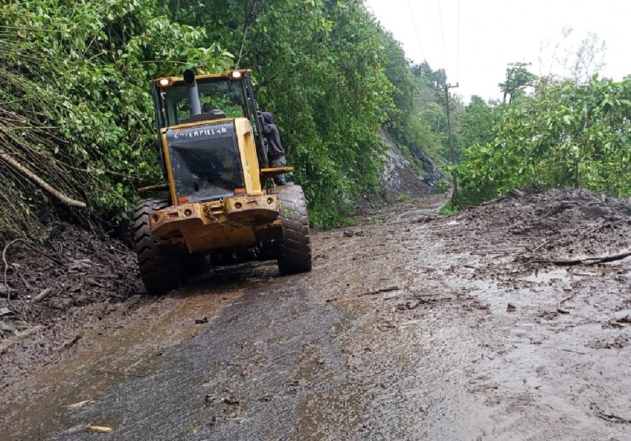 Infraestructura envía maquinaria a zona afectada por Grace 