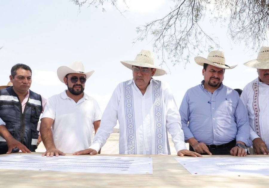 Recorre Sergio Salomón obras de carretera Agua Dulce-Tlapanalá