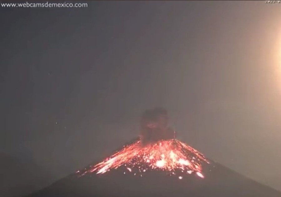 Lanza material incandescente el Popocatépetl