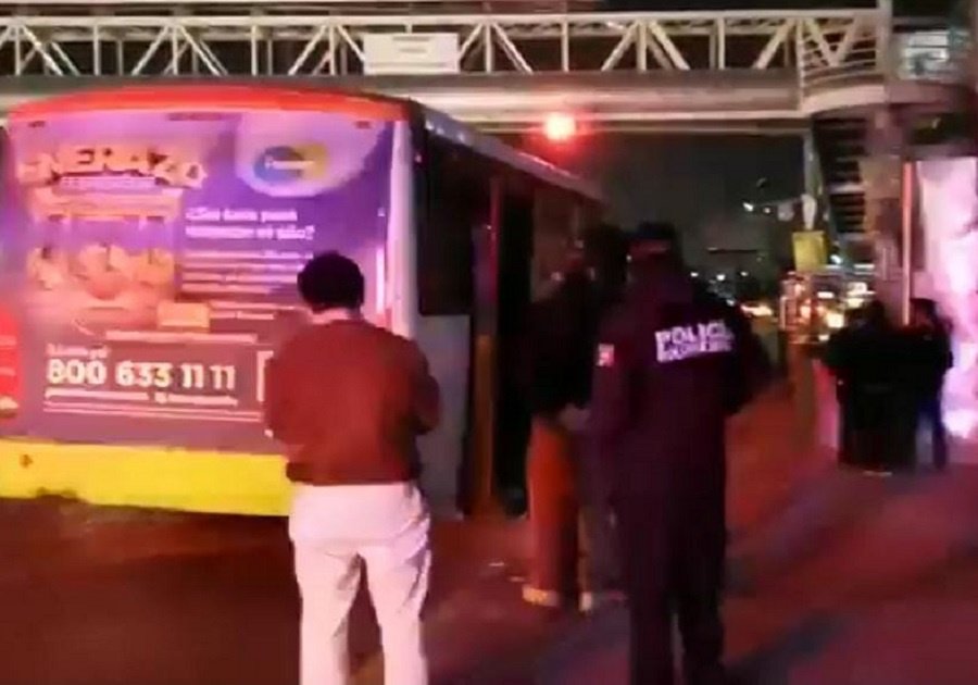Asesinan a una mujer en Vía Atlixcáyotl