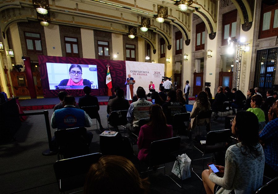 Descarta AMLO declarar &ldquo;traidoras a la Patria&rdquo; a Lilly T&eacute;llez y a M&oacute;nica Palencia