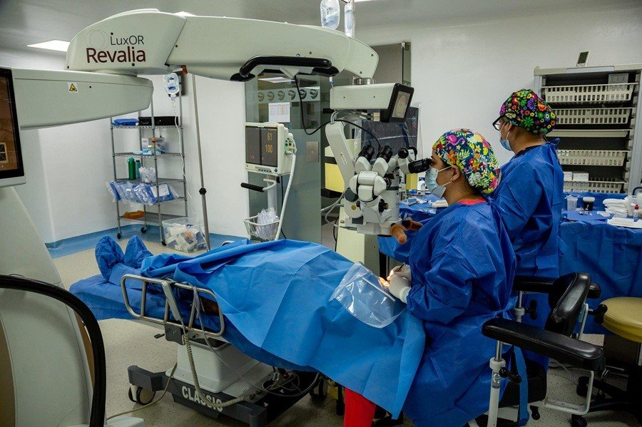 DIF Puebla Capital reconoce la labor social de fundaci&oacute;n Jenkins por financiar cirug&iacute;as de cataratas