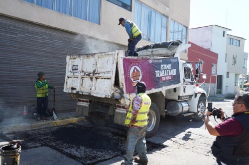 Pepe Chedraui refuerza acciones de bacheo en la colonia Belisario Dom&iacute;nguez