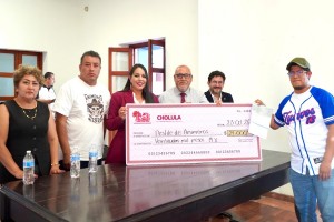 Tonantzin Fern&aacute;ndez fortalece las tradiciones de San Pedro Cholula con apoyos a batallones de animeros