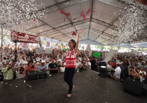 Entre brujos y batucada, miles cobijan a Sheinbaum en Veracruz