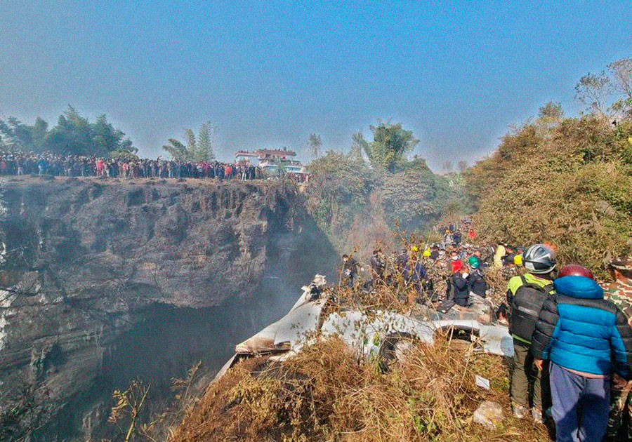 Accidente de avi&oacute;n en Nepal deja al menos 68 muertos