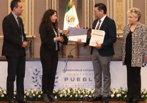 Entrega gobierno de Puebla Cuarto Informe de Labores al Congreso Estatal