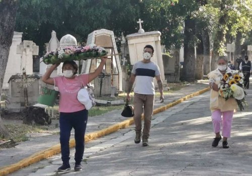 Puebla recuerda a sus mam&aacute;s en el Pante&oacute;n Municipal