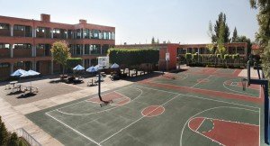 Padres de familia del Instituto D’Amicis protestan por incorporación de alumno vinculado a proceso