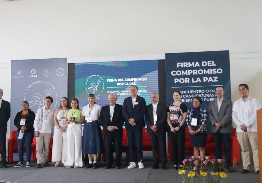 Fernando Morales firma compromiso por la Paz en IBERO